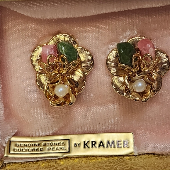Vintage Kramer Genuine !950's Cultured PearlCoral, and Jade Floral Clip Earrings - Picture 10 of 13